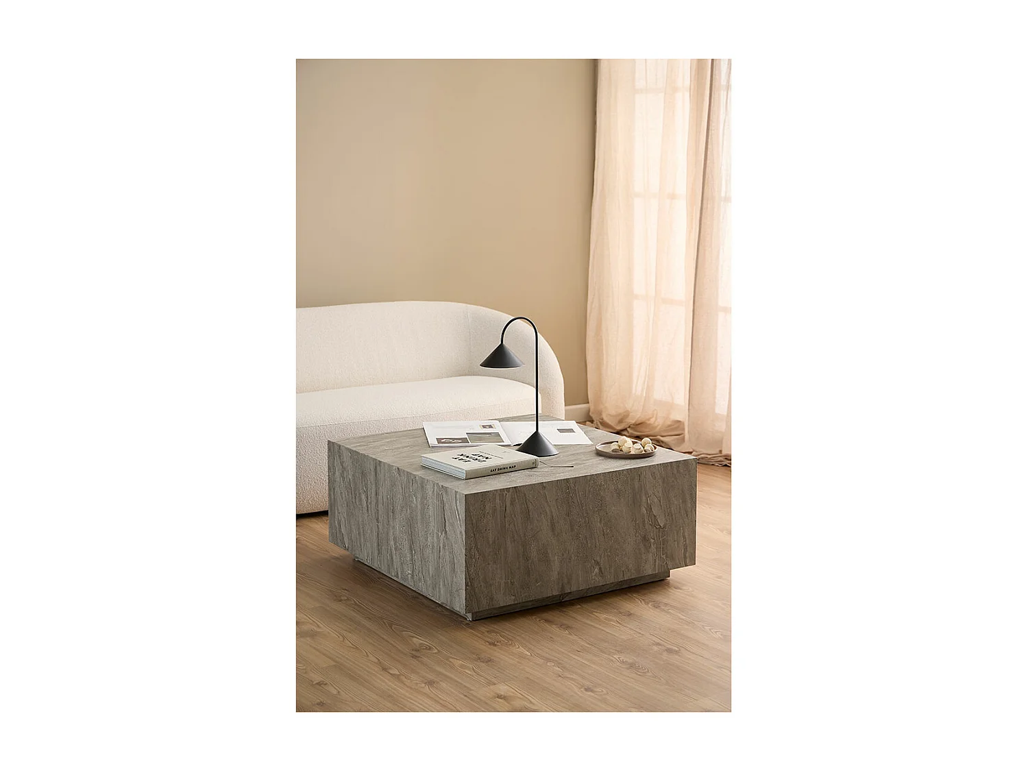 Dice table basse gris.