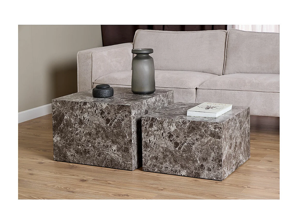 Dice table basse marron.