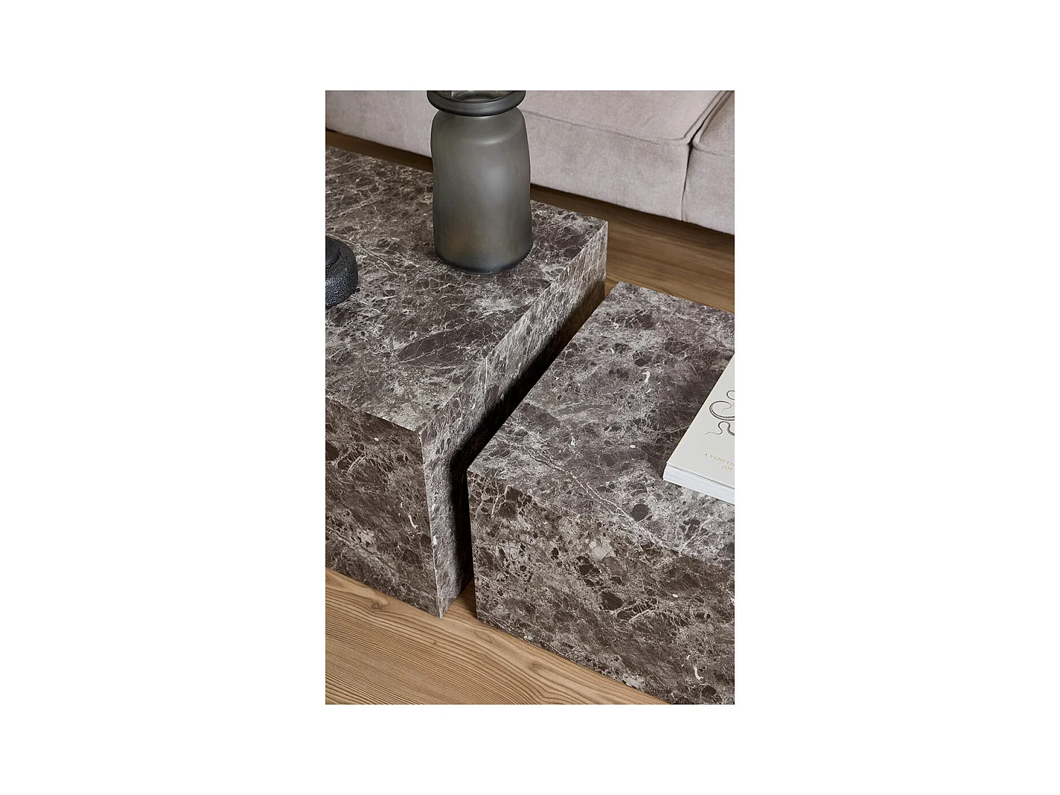 Dice table basse marron.