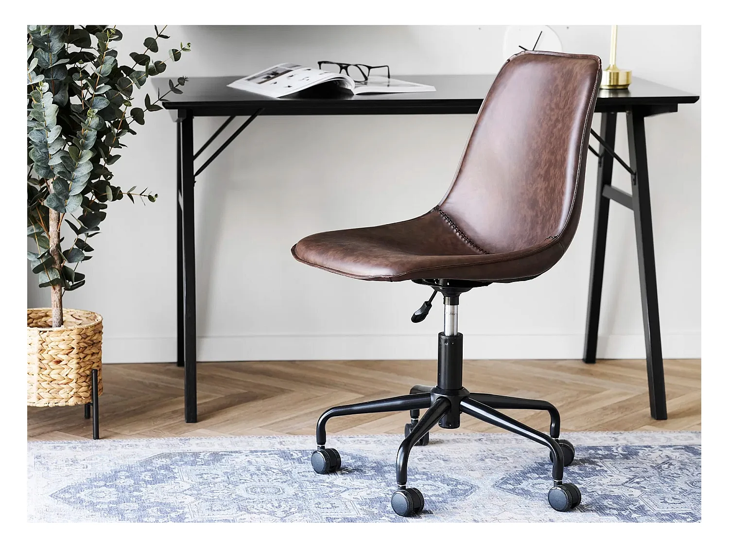 Chaise de bureau simili cuir marron MONACO – Élégance épurée