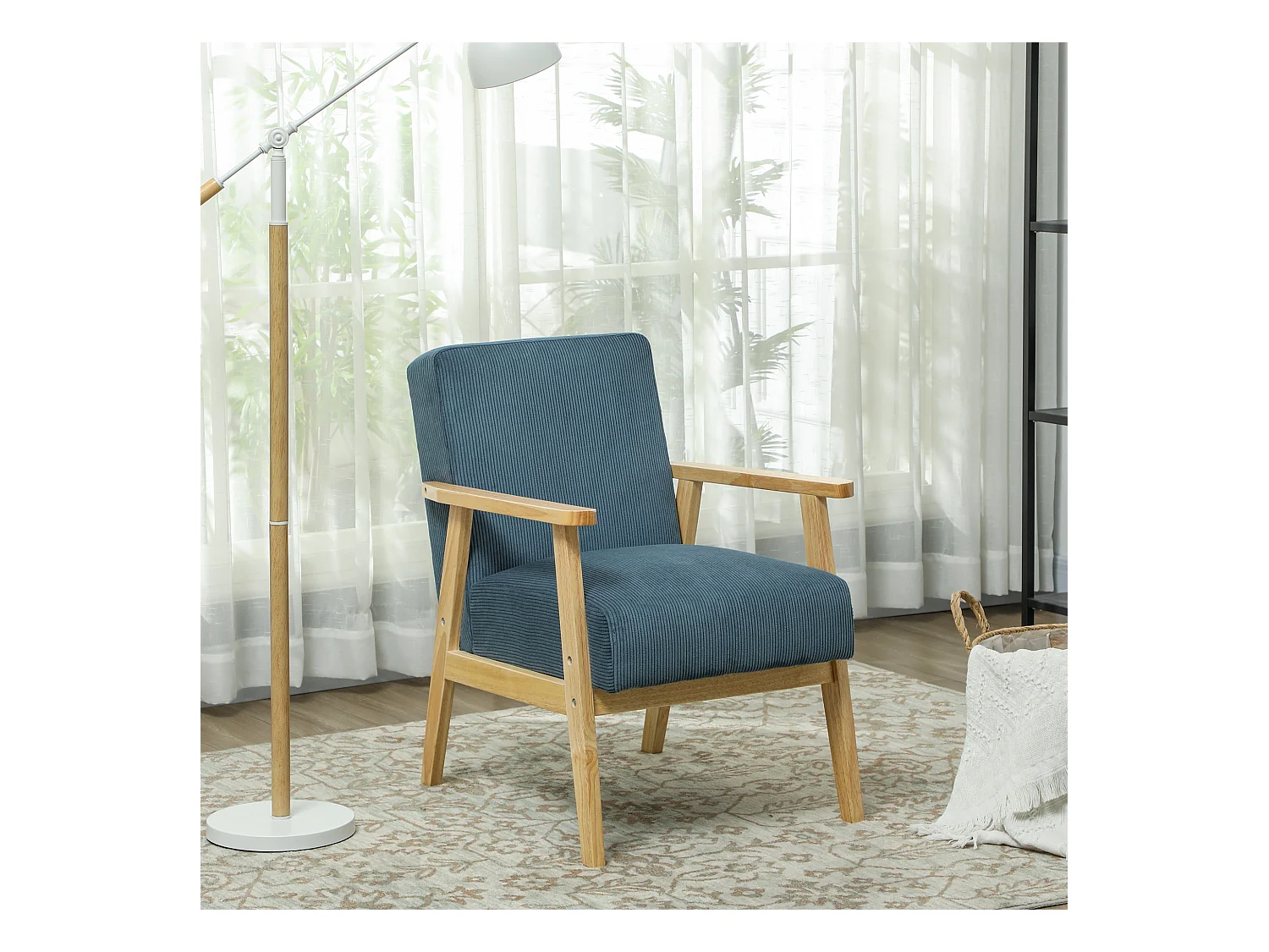 Fauteuil lounge style nordique piètement structure accoudoirs bois hévéa velours côtelé bleu