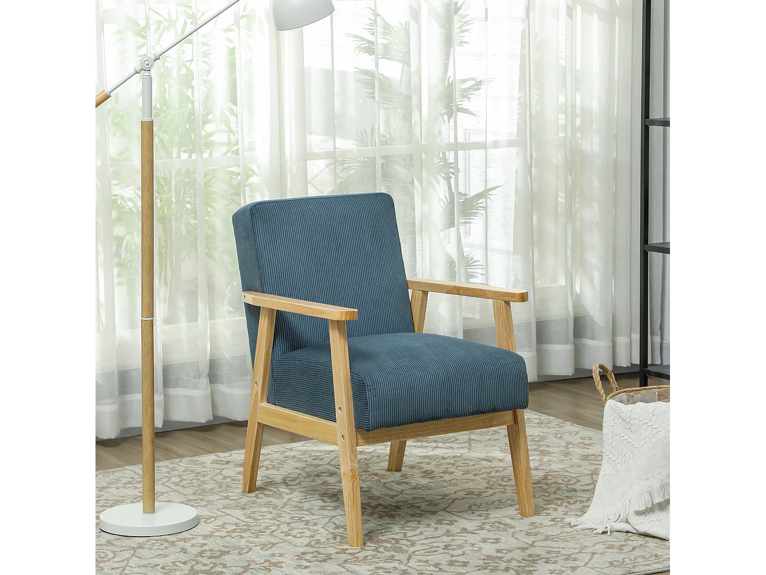 Fauteuil lounge style nordique piètement structure accoudoirs bois hévéa velours côtelé bleu