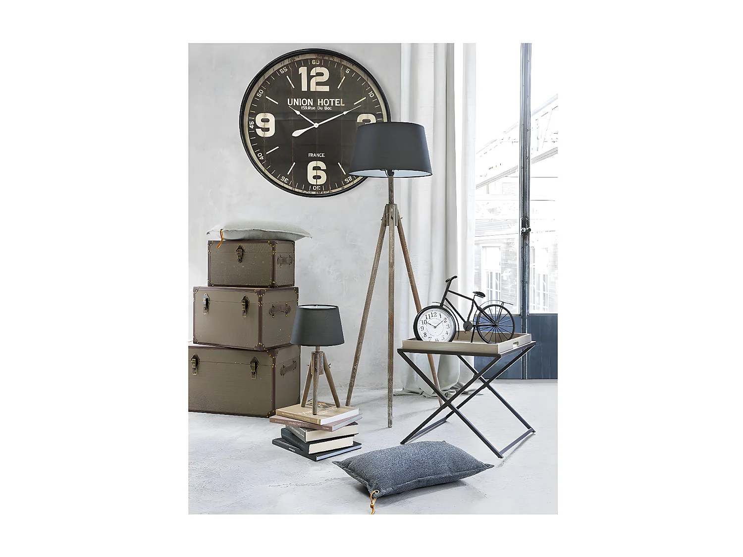 Lampe Trépied en Bois et et Abat-jour Noir H 46 cm