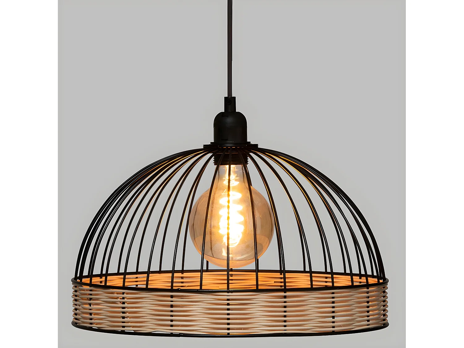 Suspensión de metal y ratán