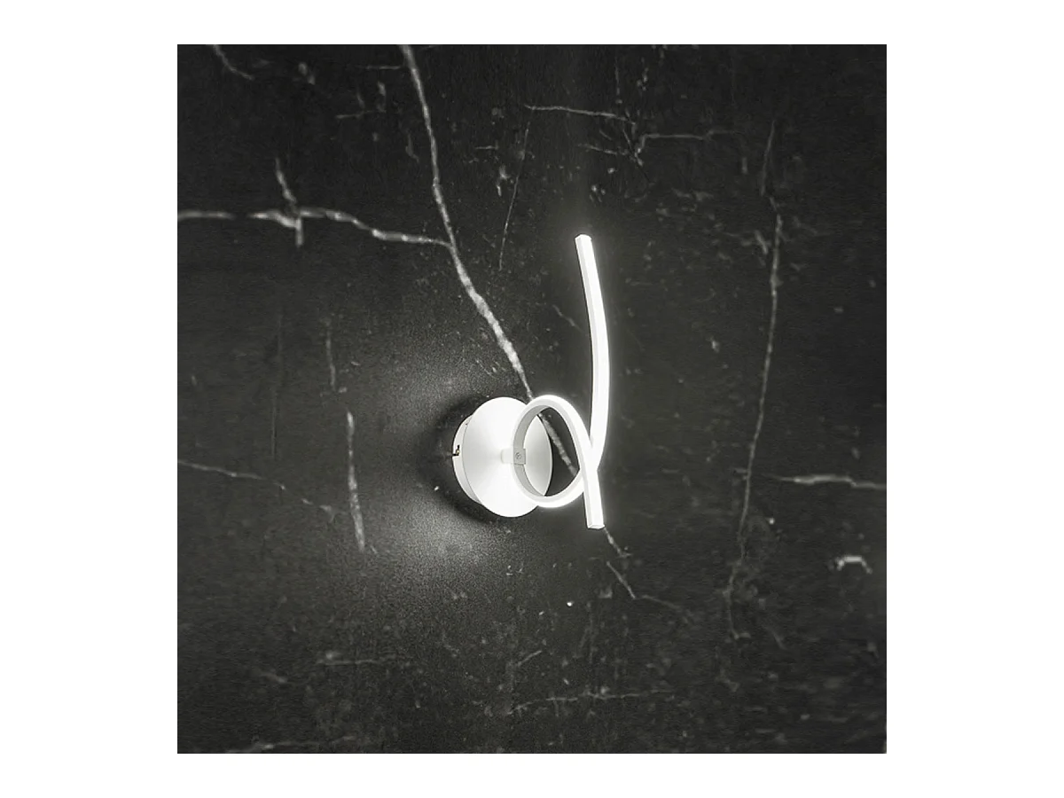 Applique LED moderne Tosca en aluminium blanc satiné 15W 840lm lumière chaude 3000K, diffuseur opale, design incurvé