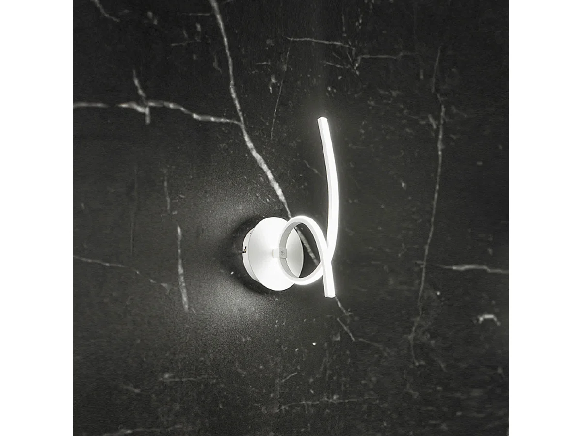 Applique LED moderne Tosca en aluminium blanc satiné 15W 840lm lumière chaude 4000K, diffuseur opale, design incurvé