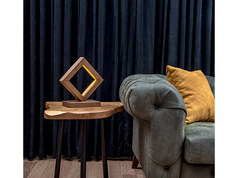 Candeeiro de Mesa de Madeira de Abeto - Elegância Rústica e Iluminação LED