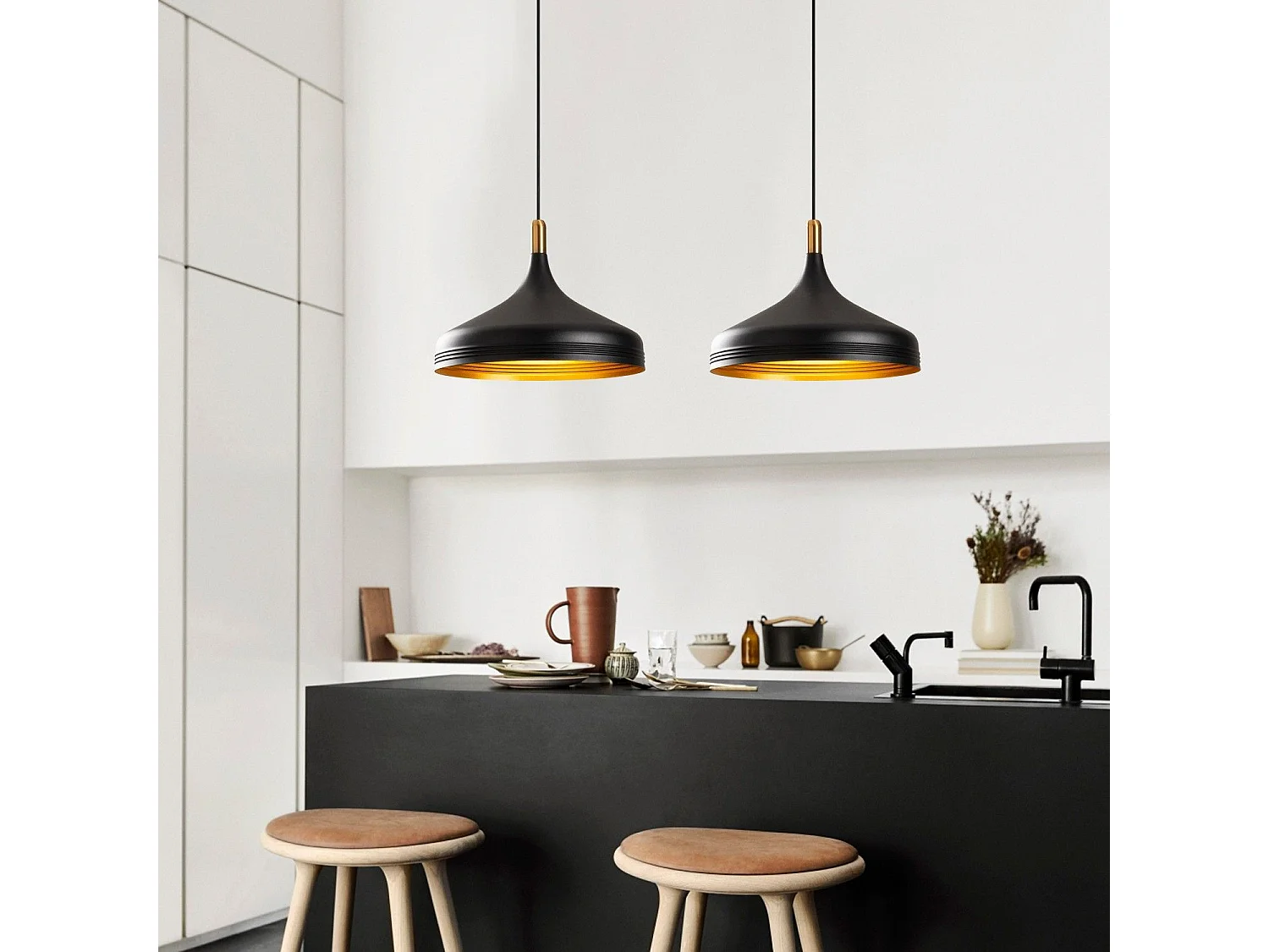 Candeeiro Moderno de Metal com Design Elegante e Altura Ajustável