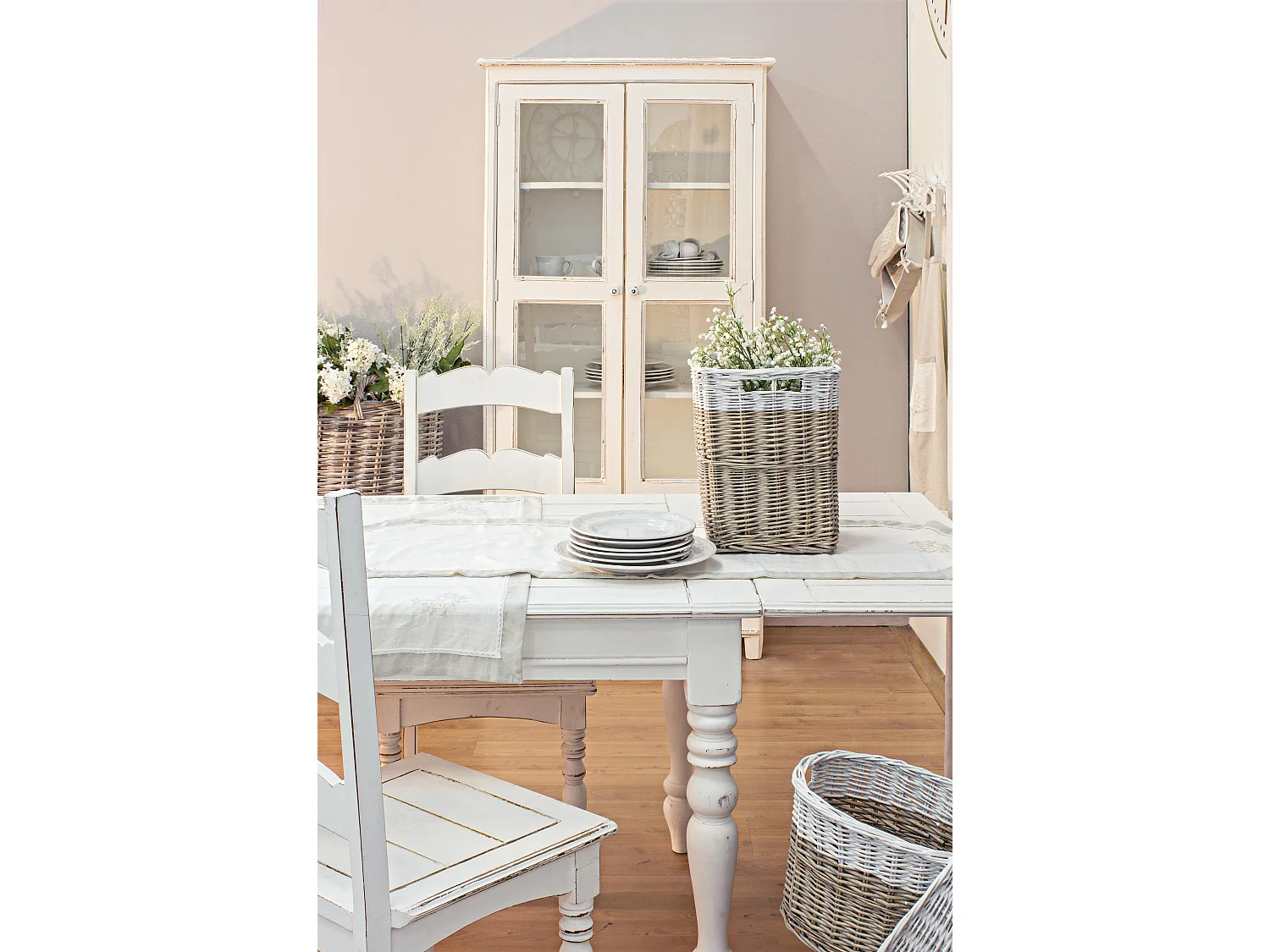 Table extensible de 150cm en bois de manguier blanc patiné Kolita 150-195-240cm