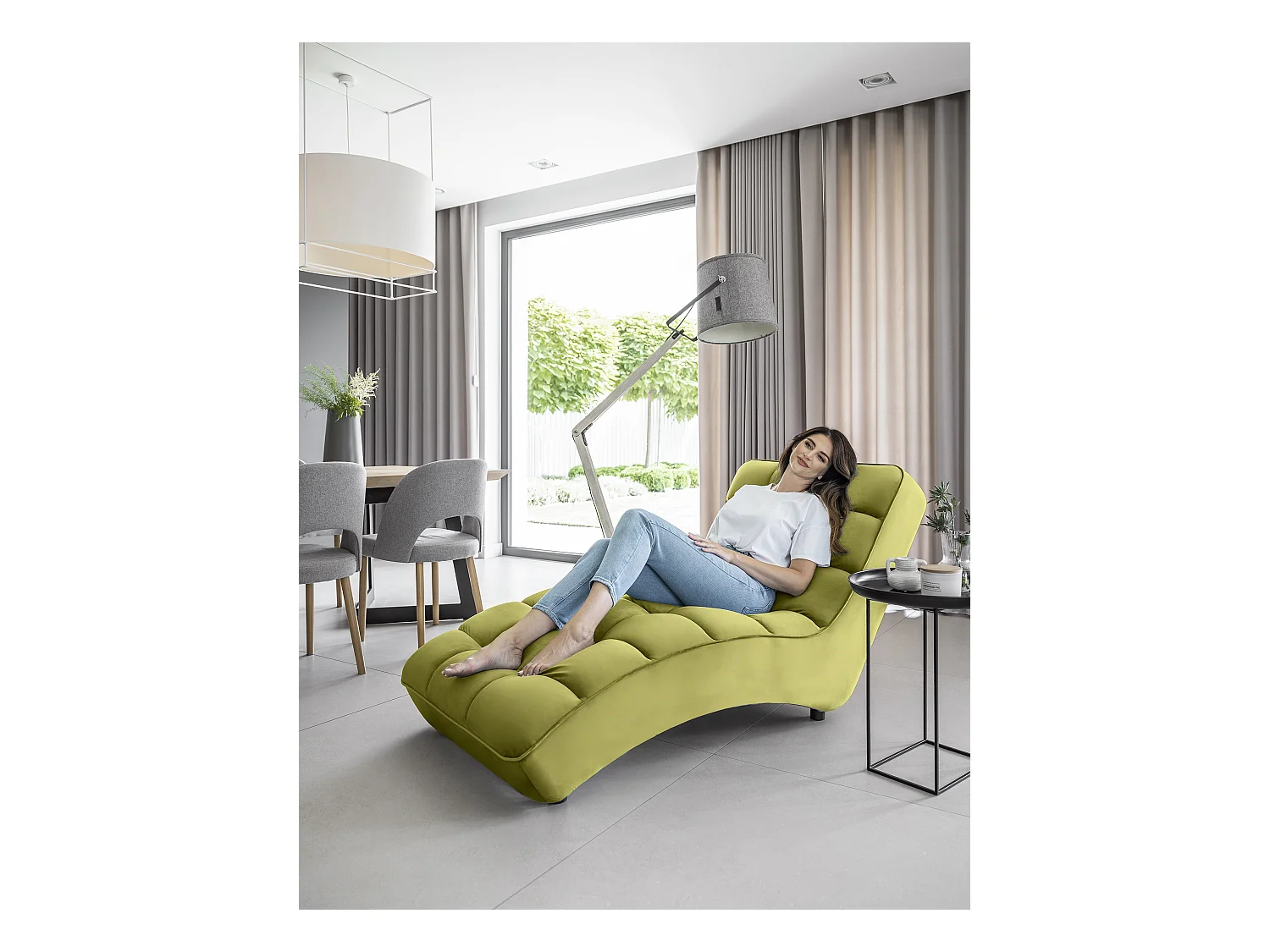 Chaise longue d'intérieur design velours vert anis capitonné Rikal