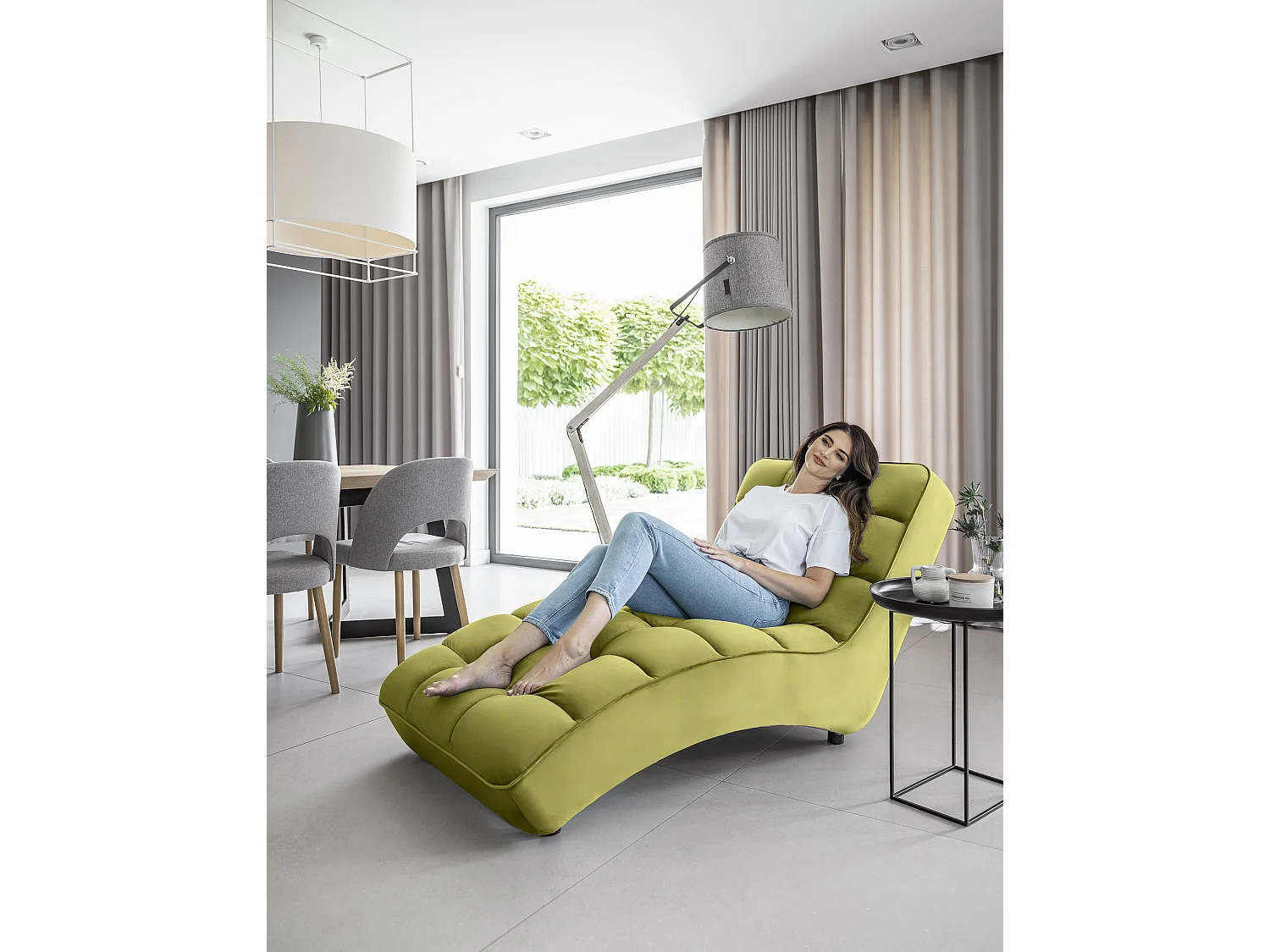 Chaise longue d'intérieur design velours vert anis capitonné Rikal