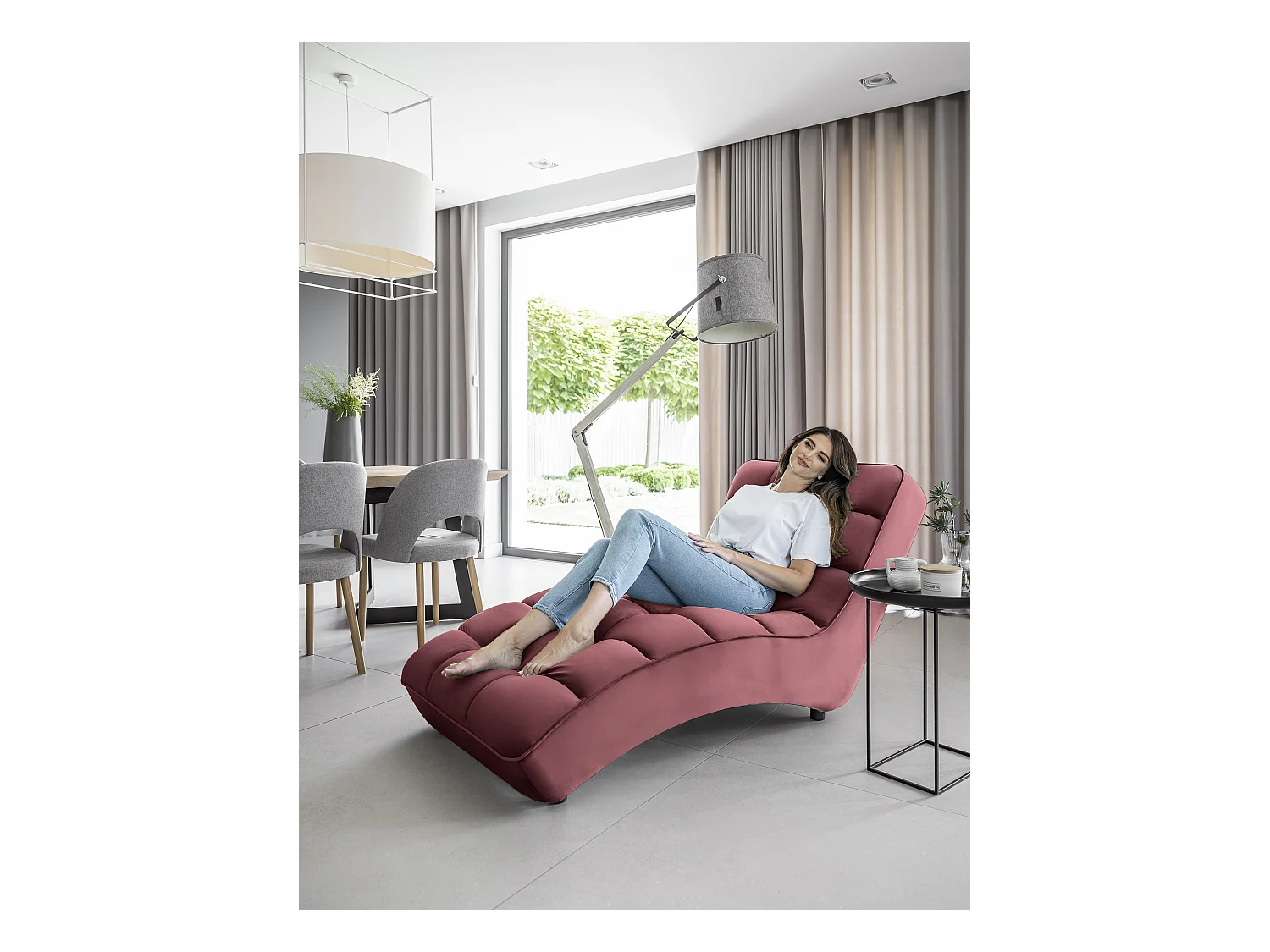 Chaise longue d'intérieur design velours rouge capitonné Rikal