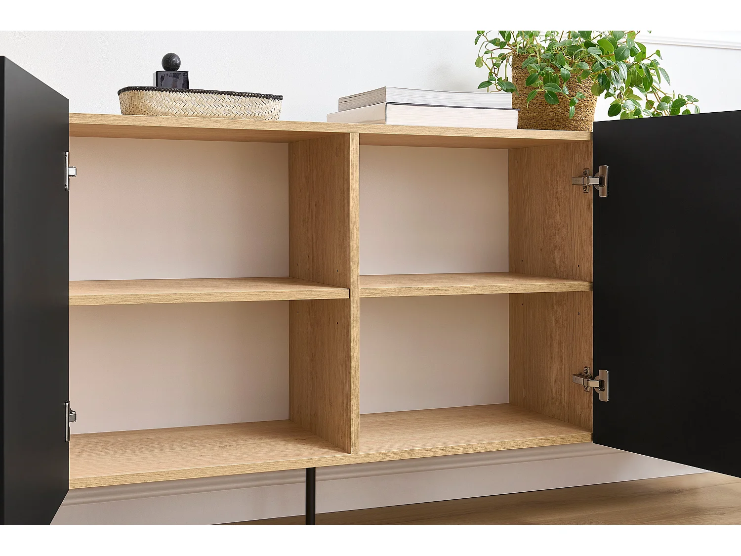 Cômoda 4 portas com pé metálico 220x85 cm