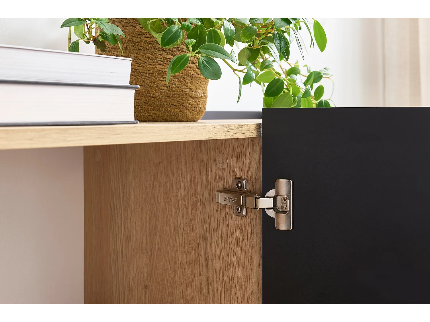 Cómoda de 4 puertas y 4 cajones con pie metálico 220x85 cm