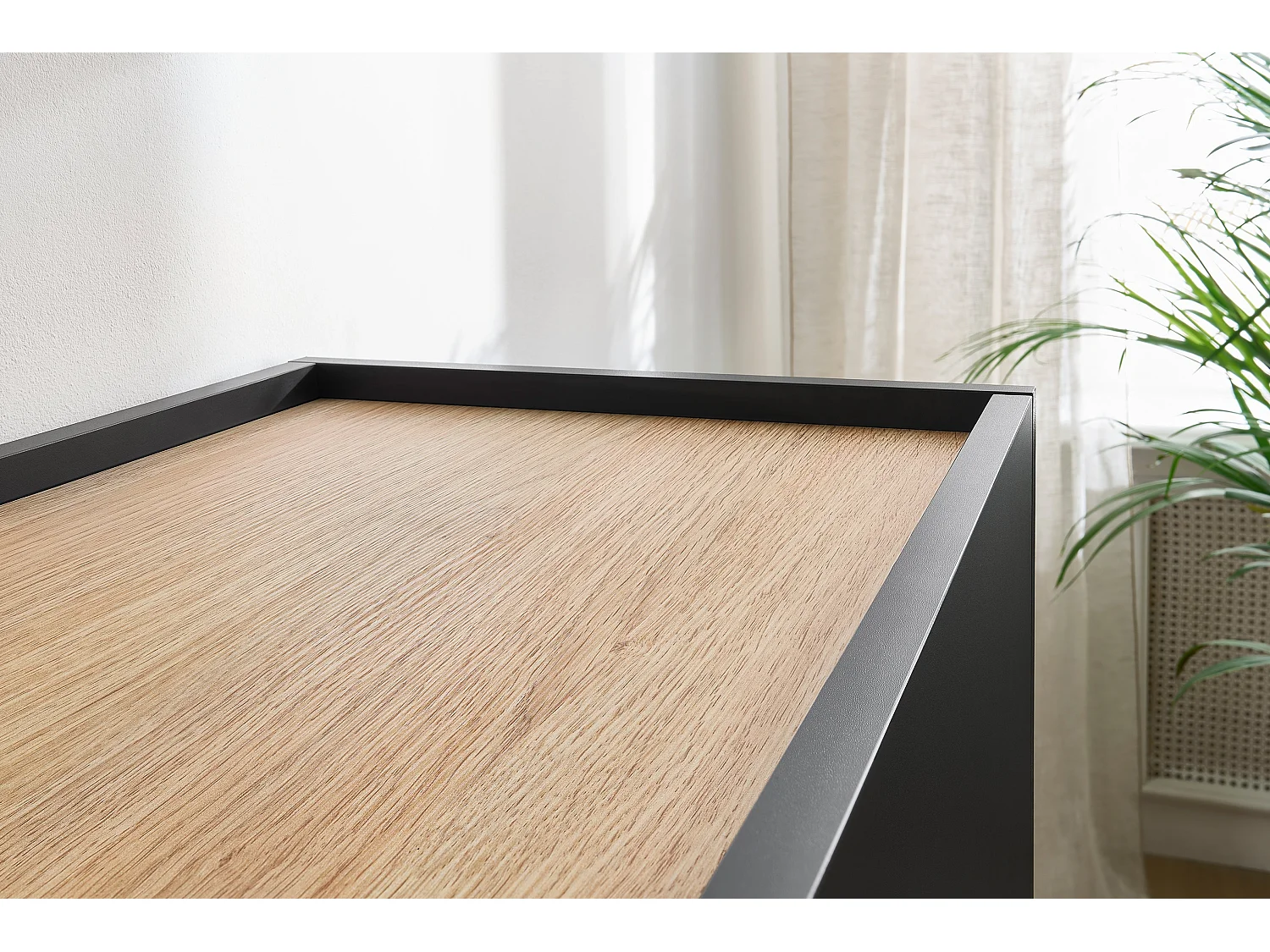 Cómoda de 4 puertas y 4 cajones con pie metálico 220x85 cm
