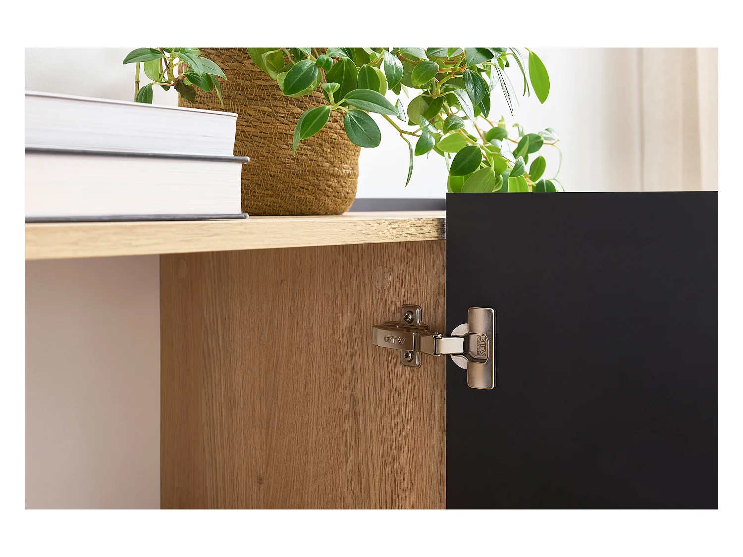 Dressoir met 2 deuren en 2 lades met metalen voet 120x85 cm