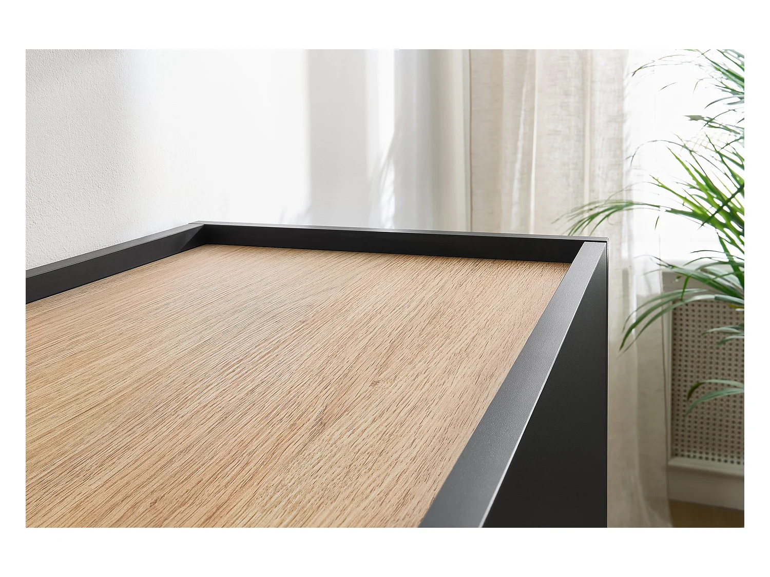 Cômoda 3 portas com pé metálico 170x85 cm