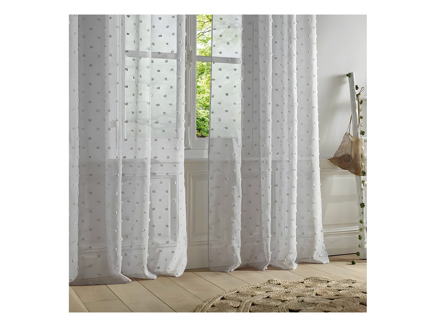 Ösen-Voile mit kleinen Pompons