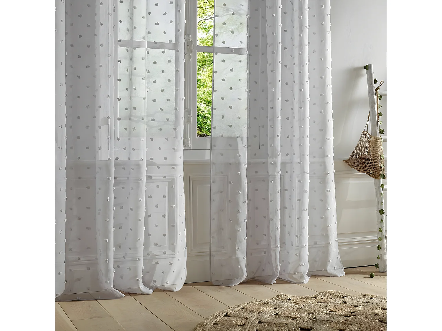 Ösen-Voile mit kleinen Pompons