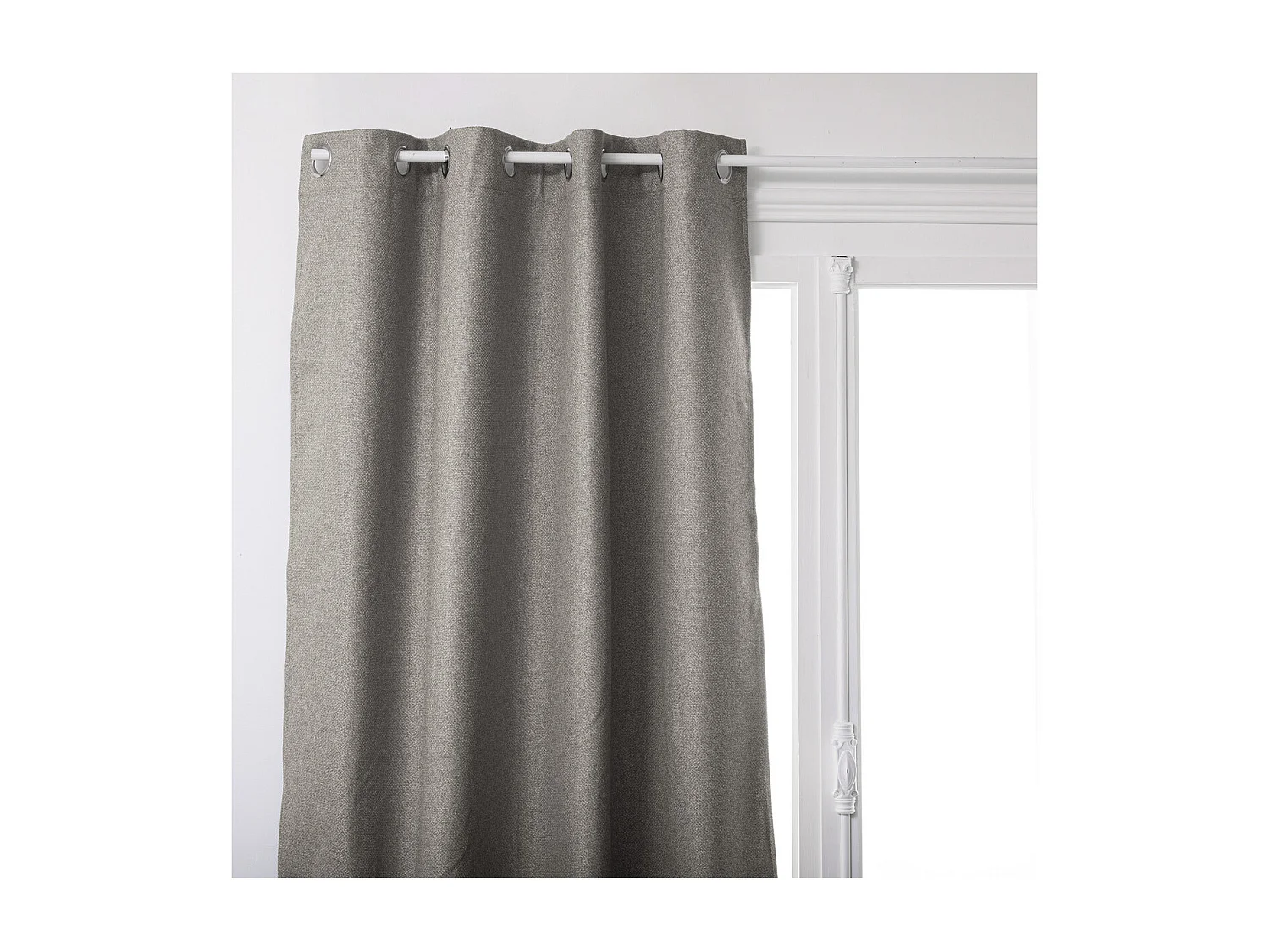 Cortina lisa aislante y opaca