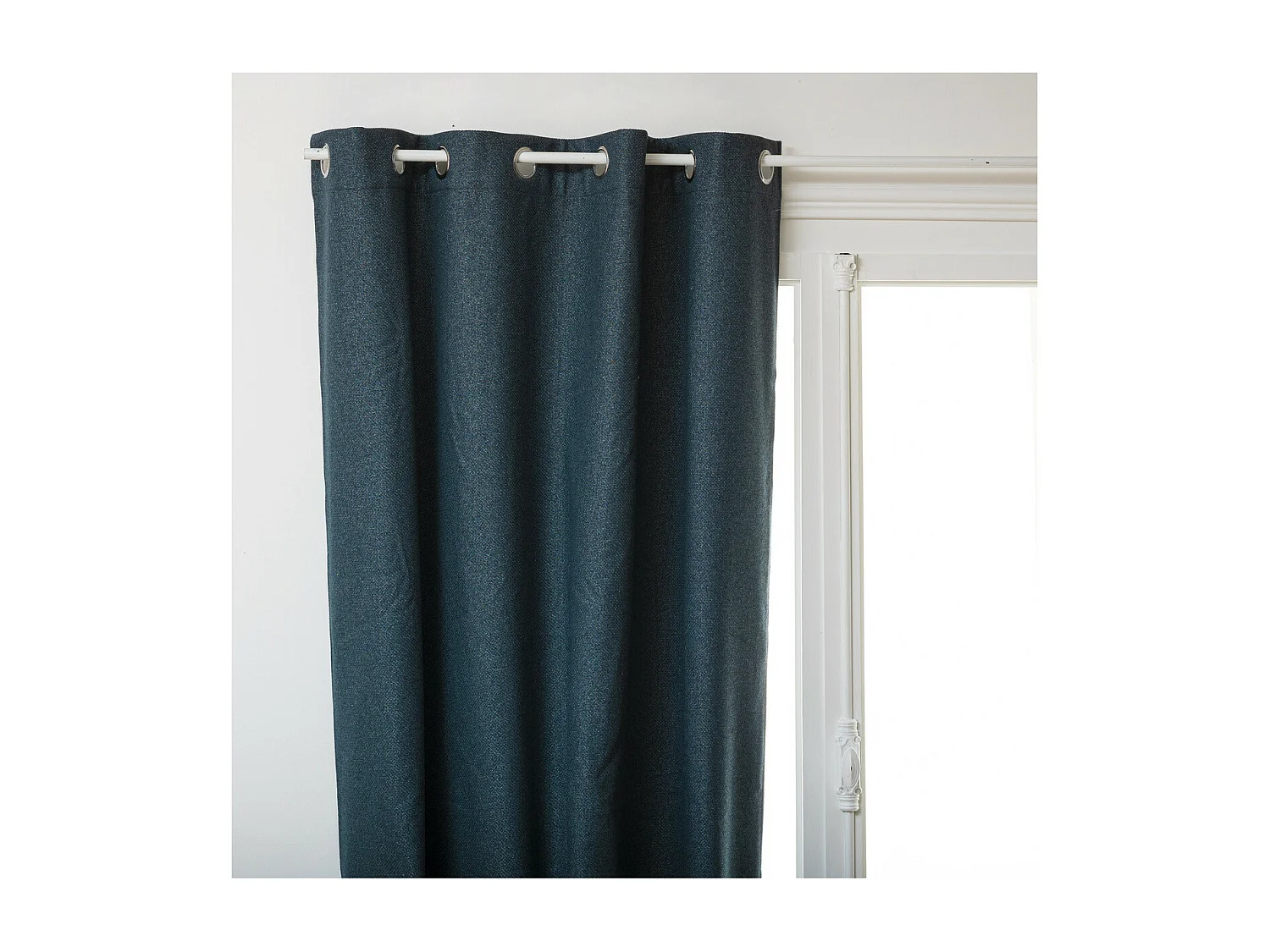 Cortina lisa aislante y opaca