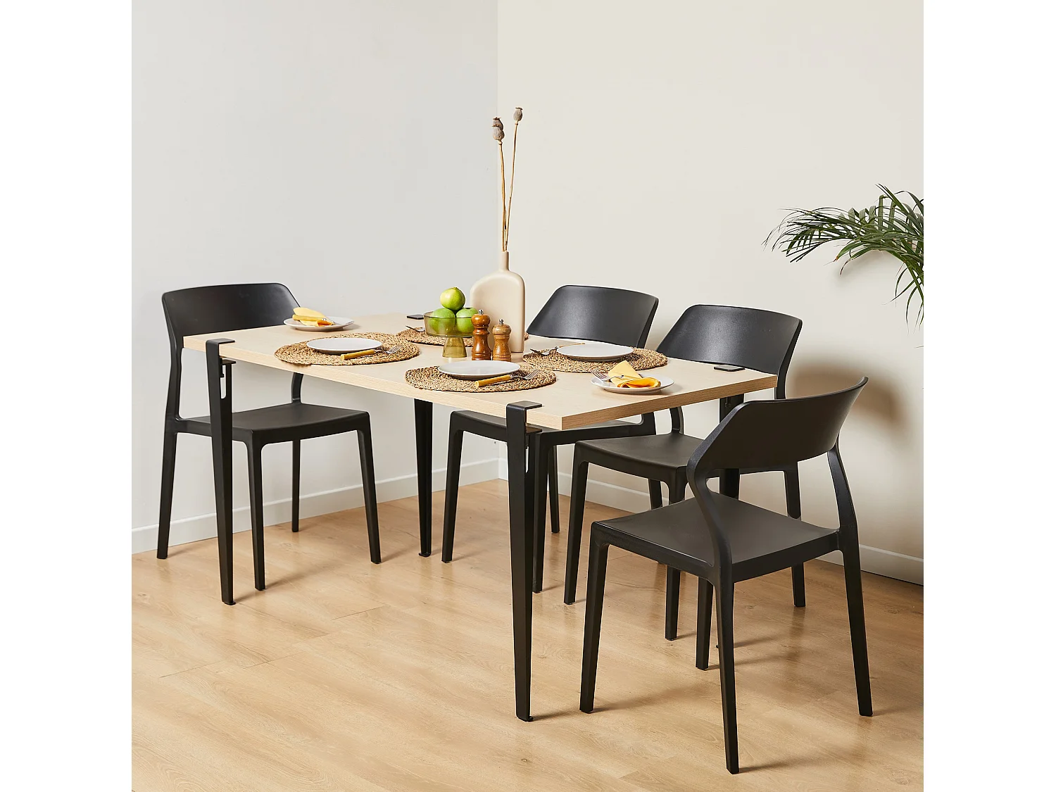 Petite table à manger bois clair et pieds acier noir Bazika 150cm