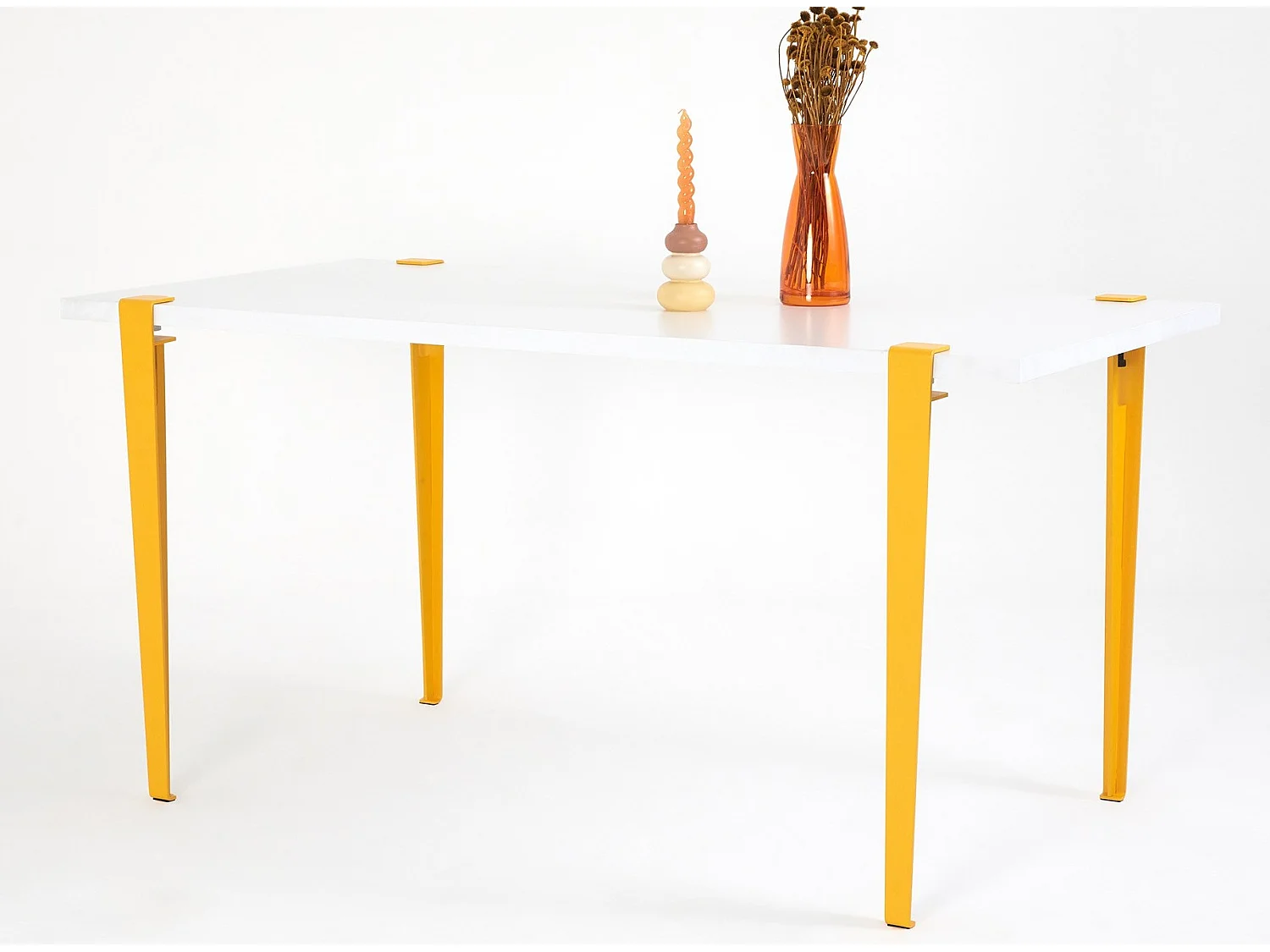 Petite table à manger bois blanc et pieds acier jaune Bazika 150cm
