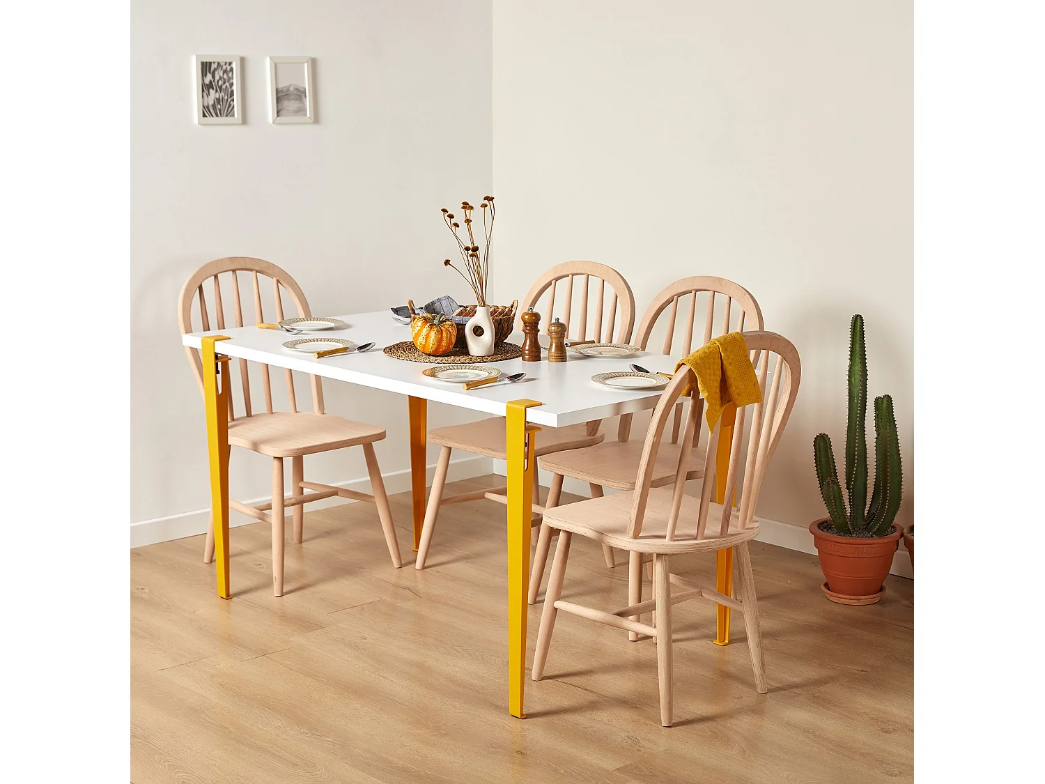 Petite table à manger bois blanc et pieds acier jaune Bazika 150cm