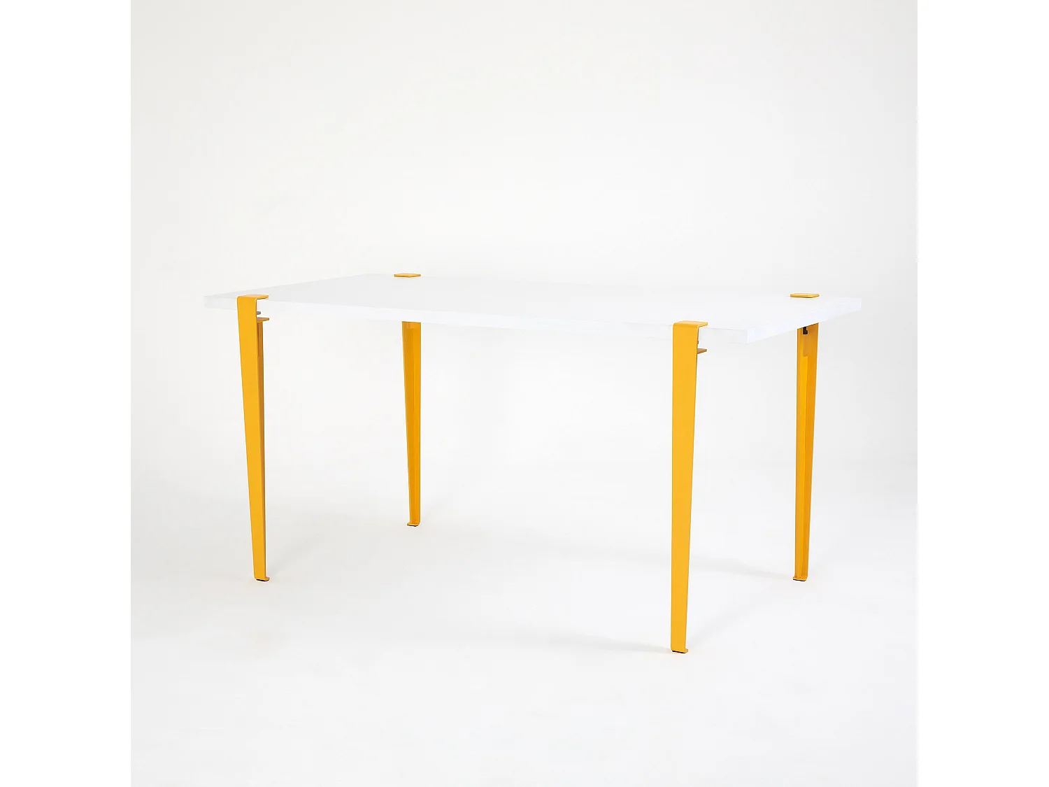 Petite table à manger bois blanc et pieds acier jaune Bazika 150cm