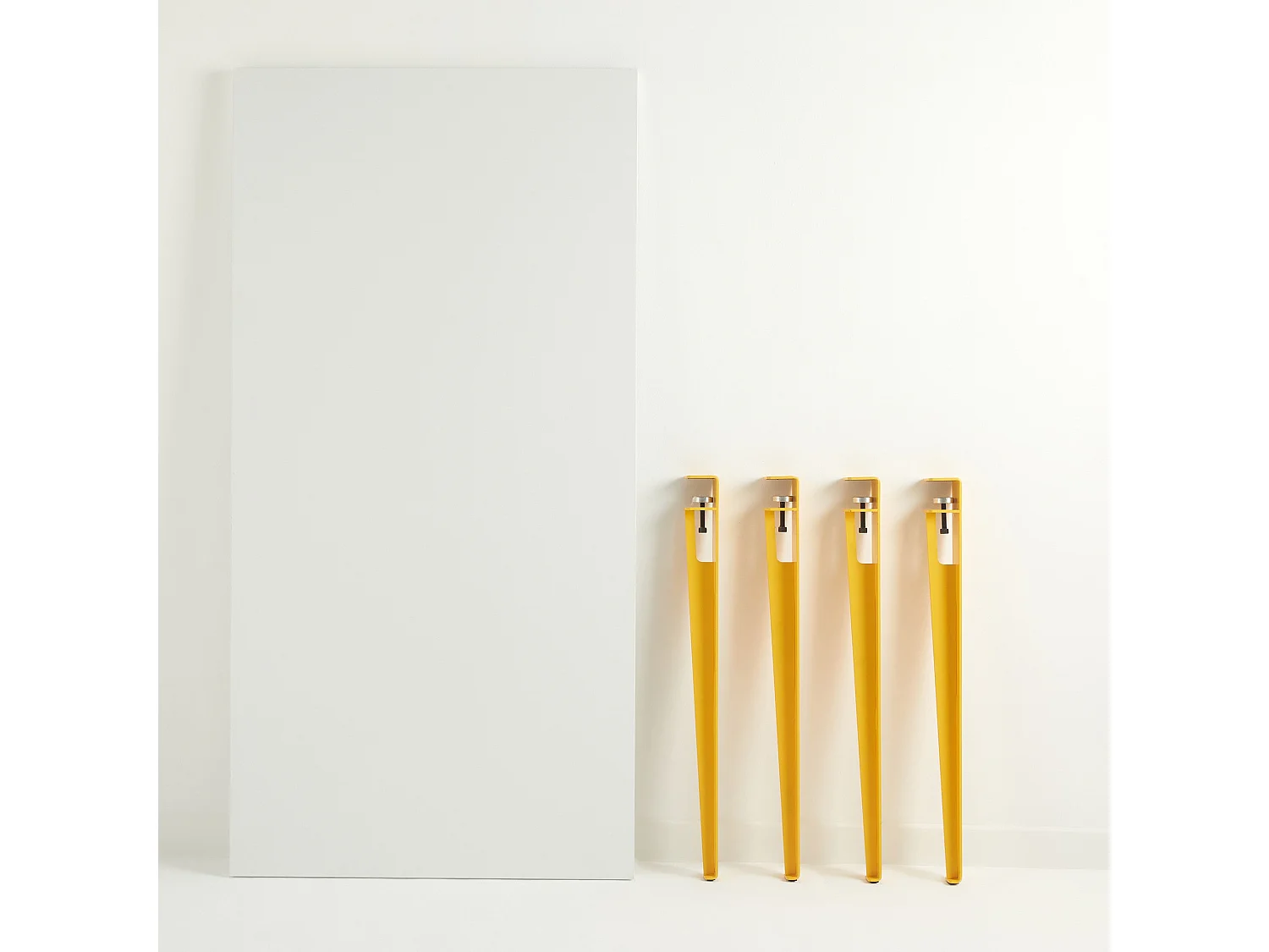 Petite table à manger bois blanc et pieds acier jaune Bazika 150cm