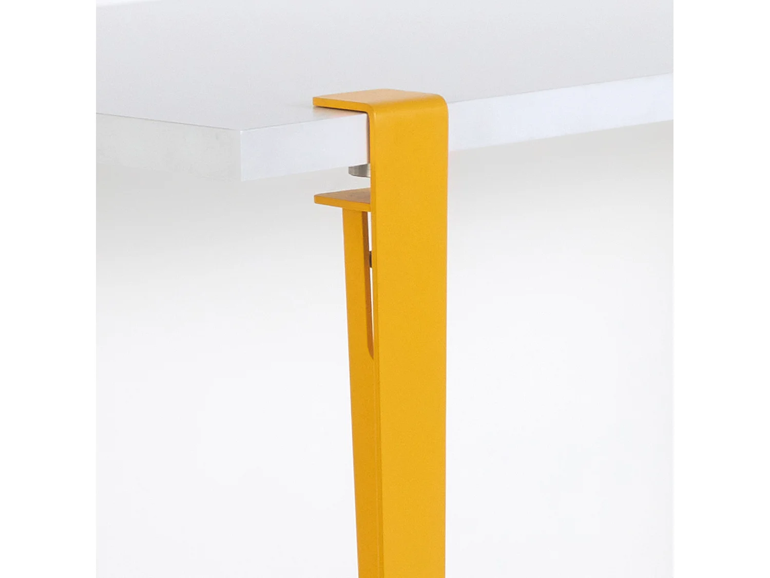 Petite table à manger bois blanc et pieds acier jaune Bazika 150cm