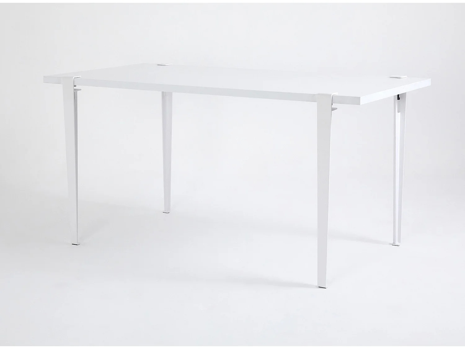 Petite table à manger bois blanc et pieds acier blanc Bazika 150cm