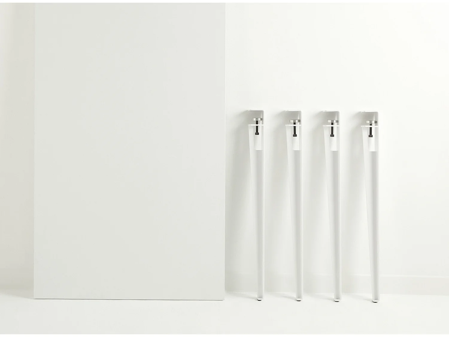 Petite table à manger bois blanc et pieds acier blanc Bazika 150cm