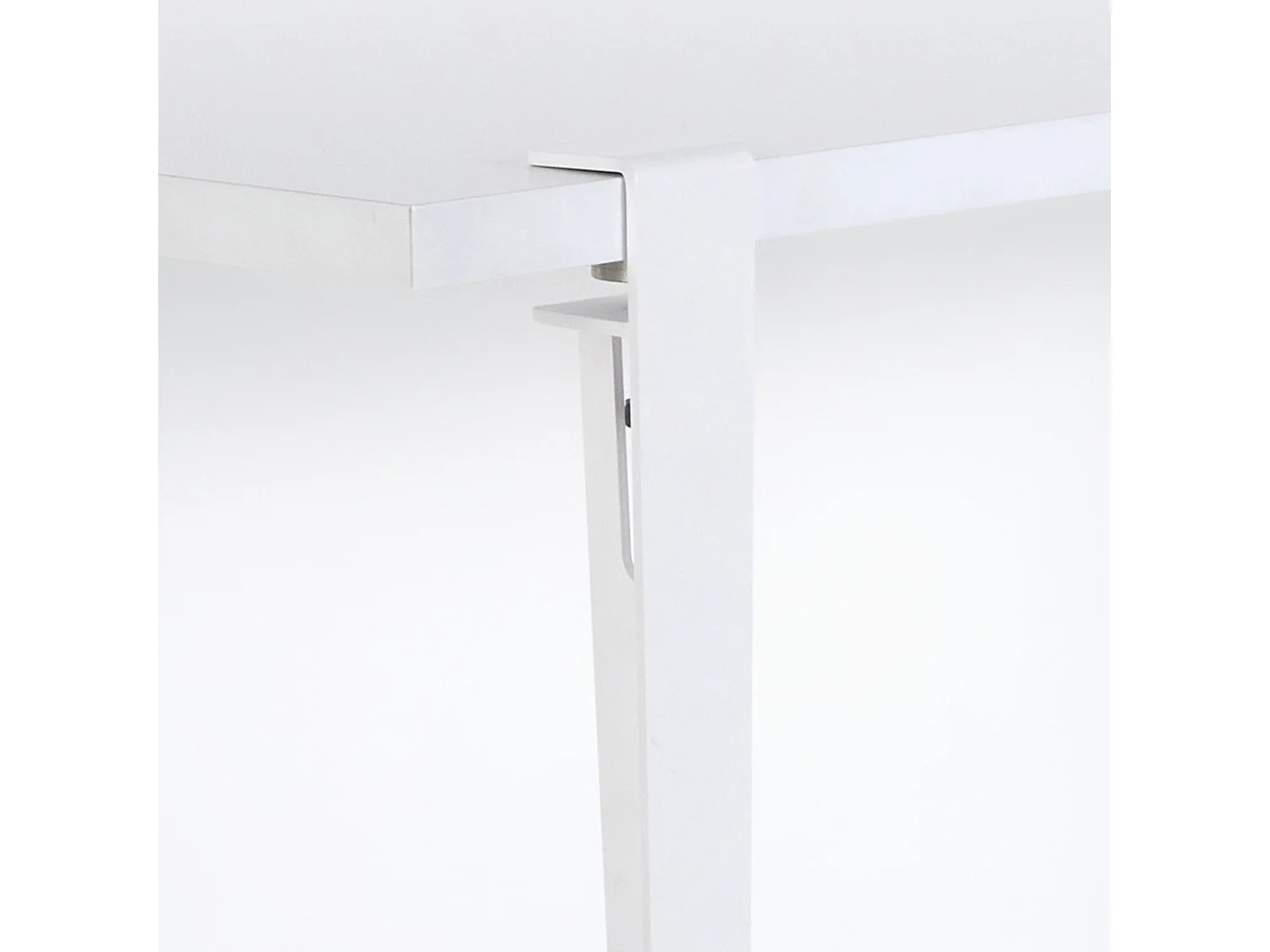 Petite table à manger bois blanc et pieds acier blanc Bazika 150cm