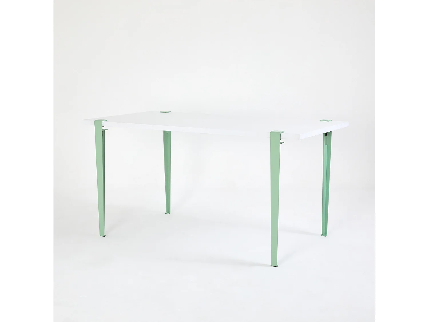 Petite table à manger bois blanc et pieds acier vert menthe Bazika 150cm