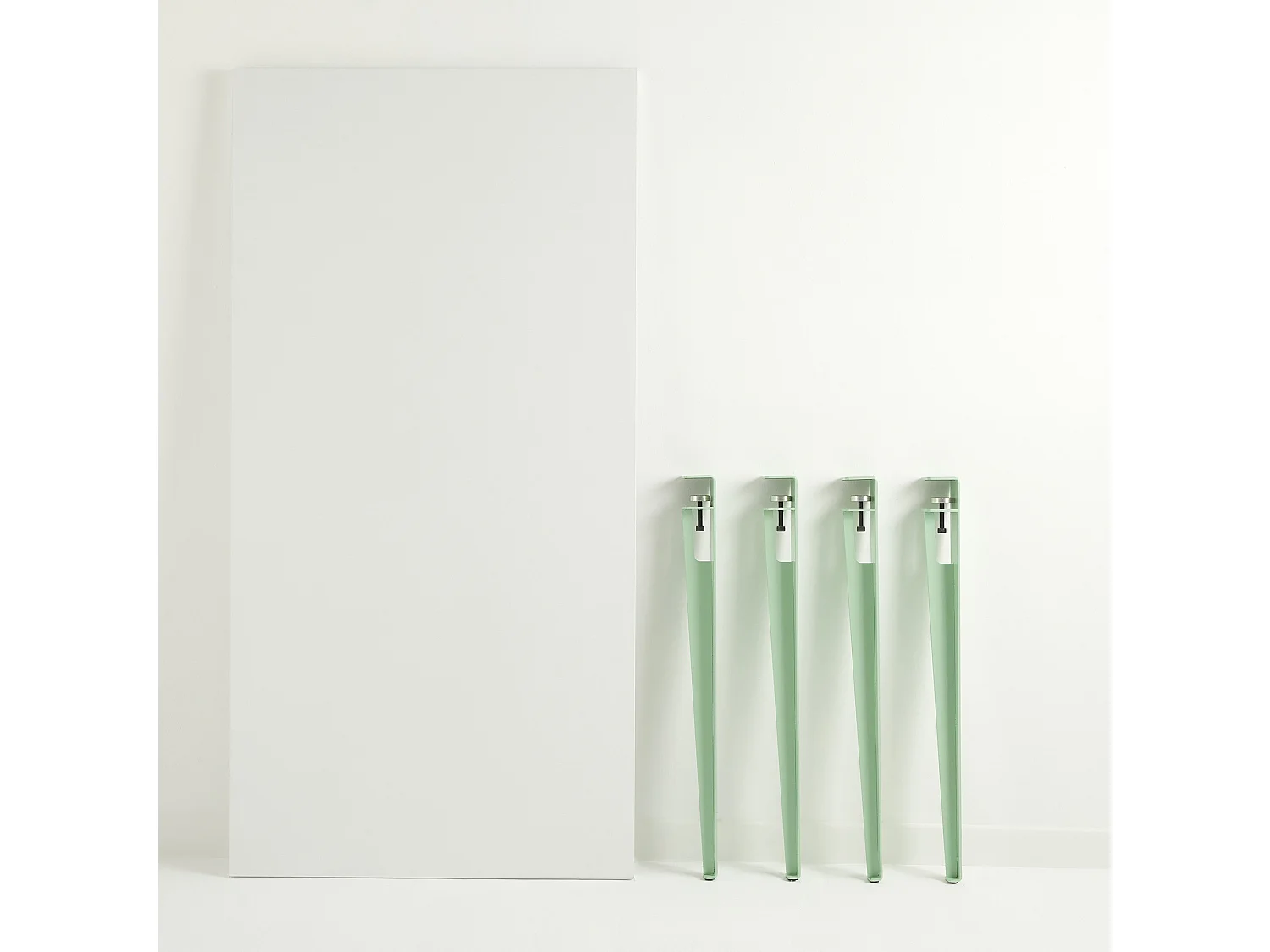 Petite table à manger bois blanc et pieds acier vert menthe Bazika 150cm