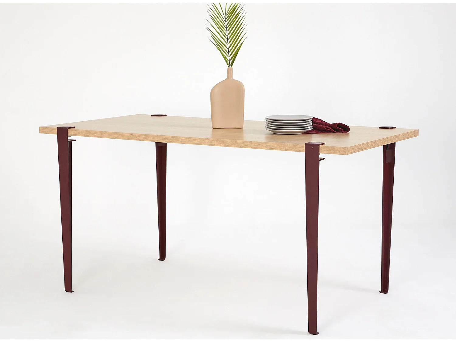 Petite table à manger bois clair et pieds acier bordeaux Bazika 150cm