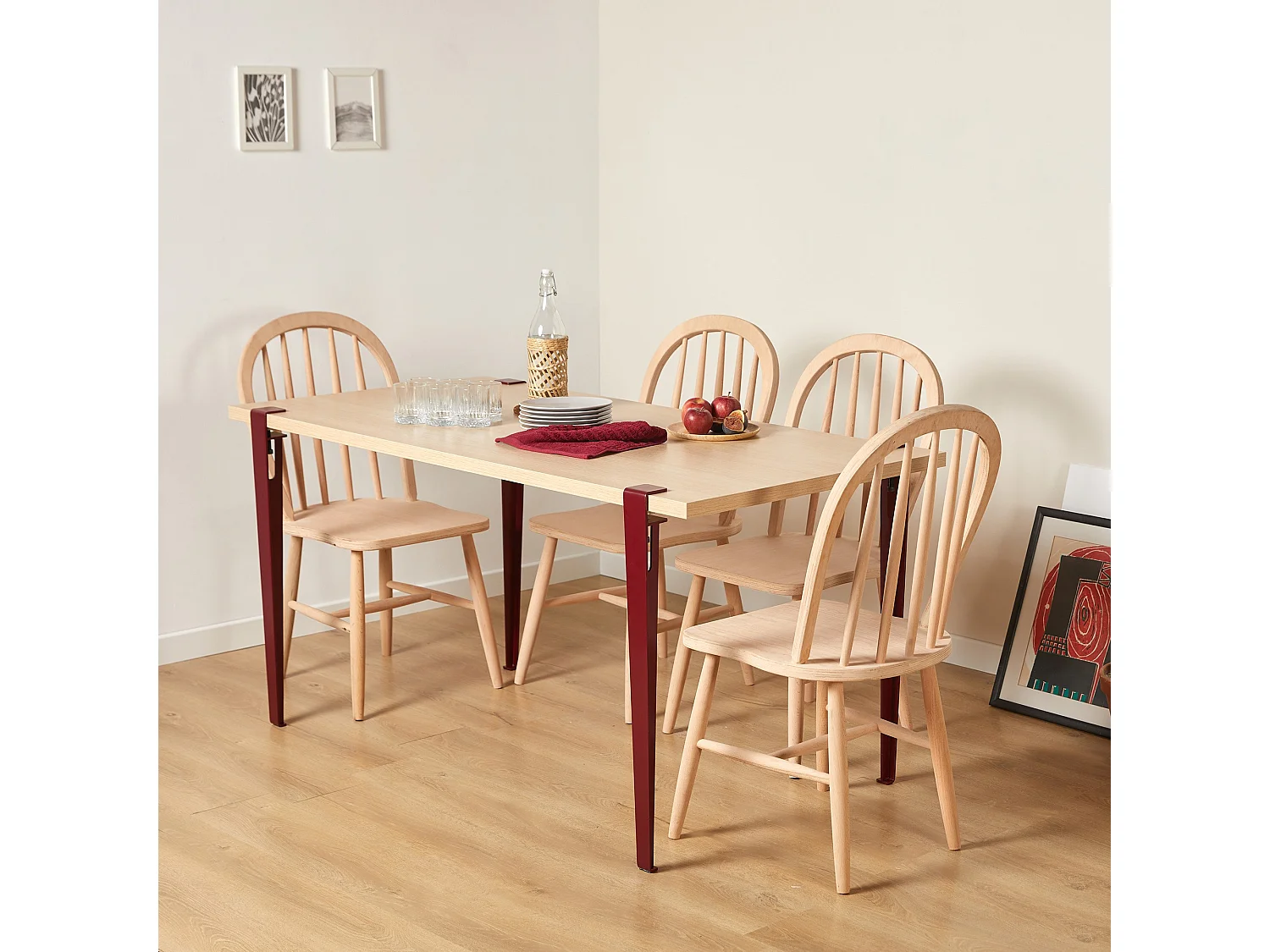 Petite table à manger bois clair et pieds acier bordeaux Bazika 150cm