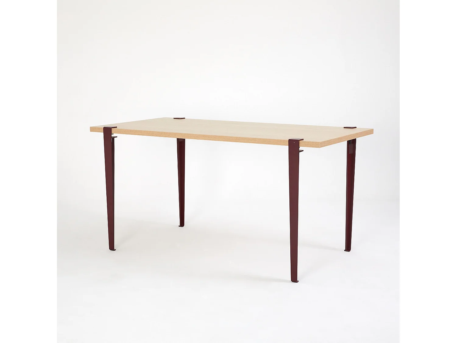 Petite table à manger bois clair et pieds acier bordeaux Bazika 150cm