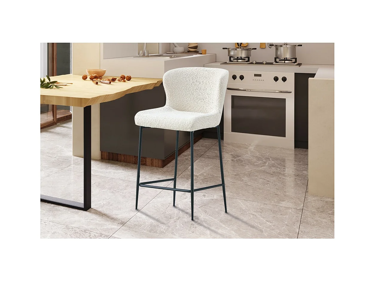 Cadeira de balcão LISE – Tecido bouclé na cor branco cru – Pés em metal preto – Estilo design/industrial