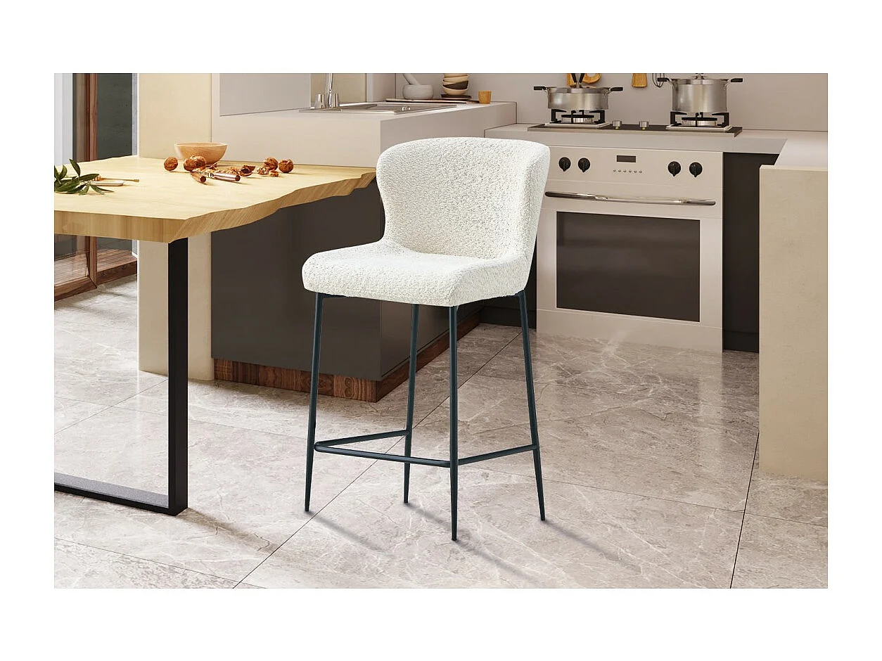 Chaise de comptoir LISE – Tissu bouclé coloris blanc écru – Pieds en métal noir – Style design/industriel