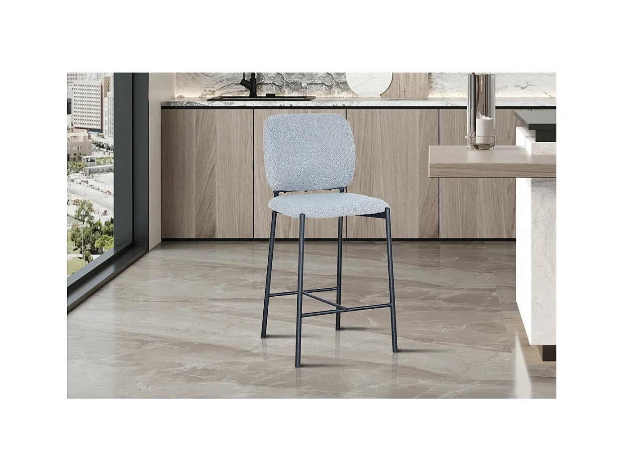 Cadeira de balcão RITA – Tecido cinza claro – Pés de metal preto – Altura 99 cm – Estilo design/industrial