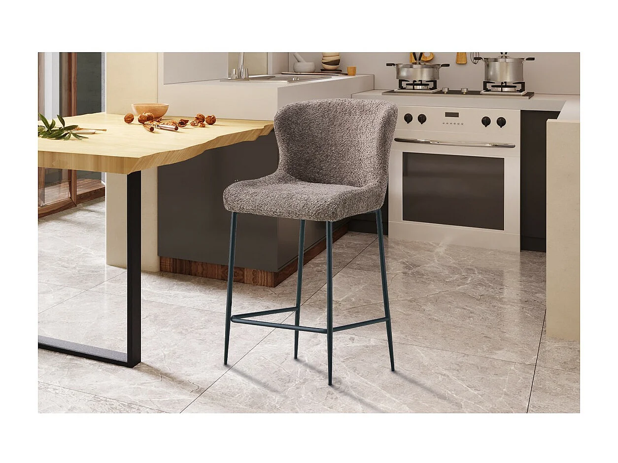 Chaise de comptoir LISE – Tissu bouclé coloris sable – Pieds en métal noir – Style design/industriel