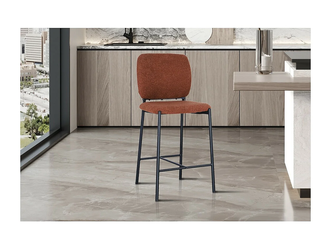 Chaise de comptoir RITA – Tissu marron rouille – Pieds en métal noir – Hauteur 99 cm – Style design/industriel