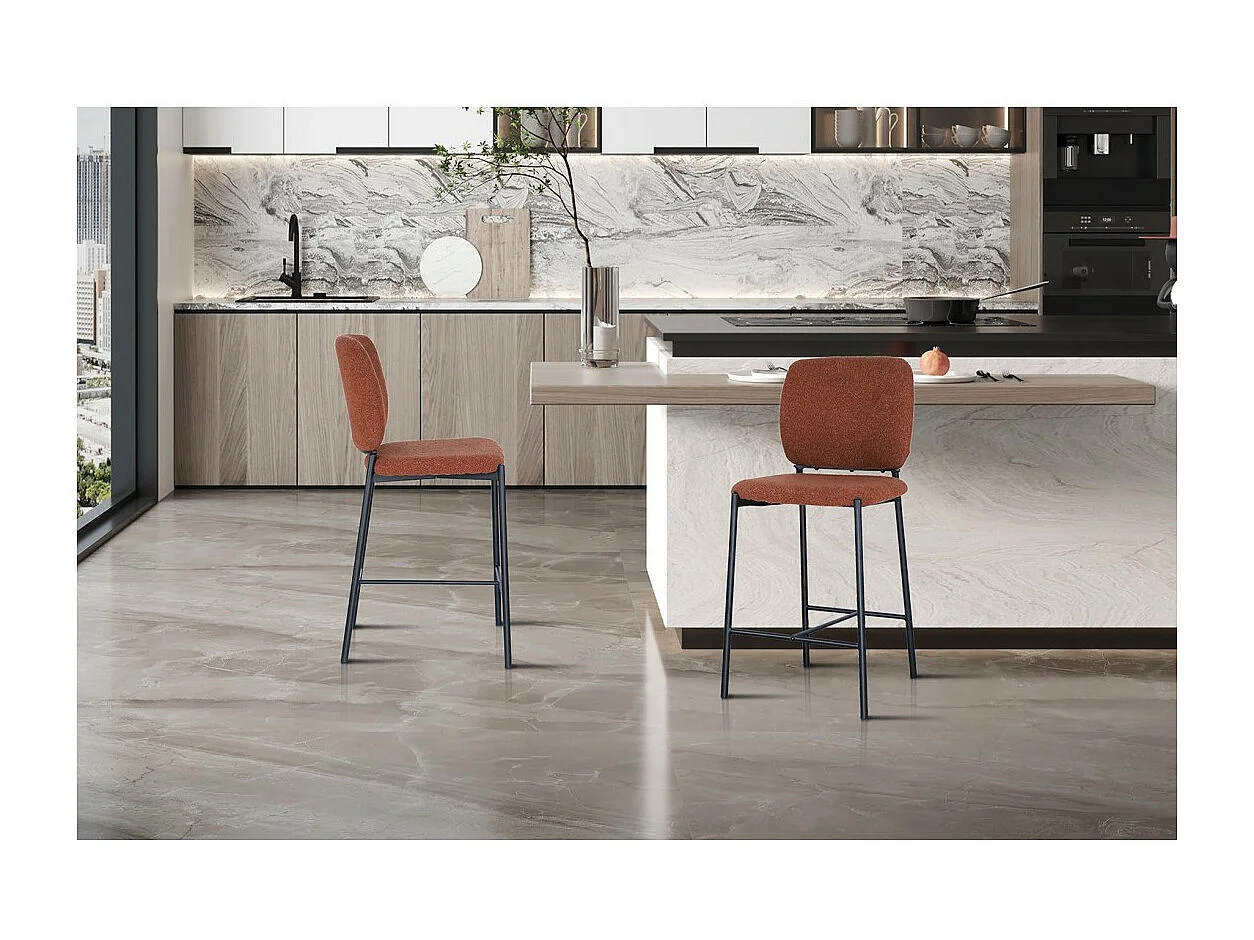 Chaise de comptoir RITA – Tissu marron rouille – Pieds en métal noir – Hauteur 99 cm – Style design/industriel