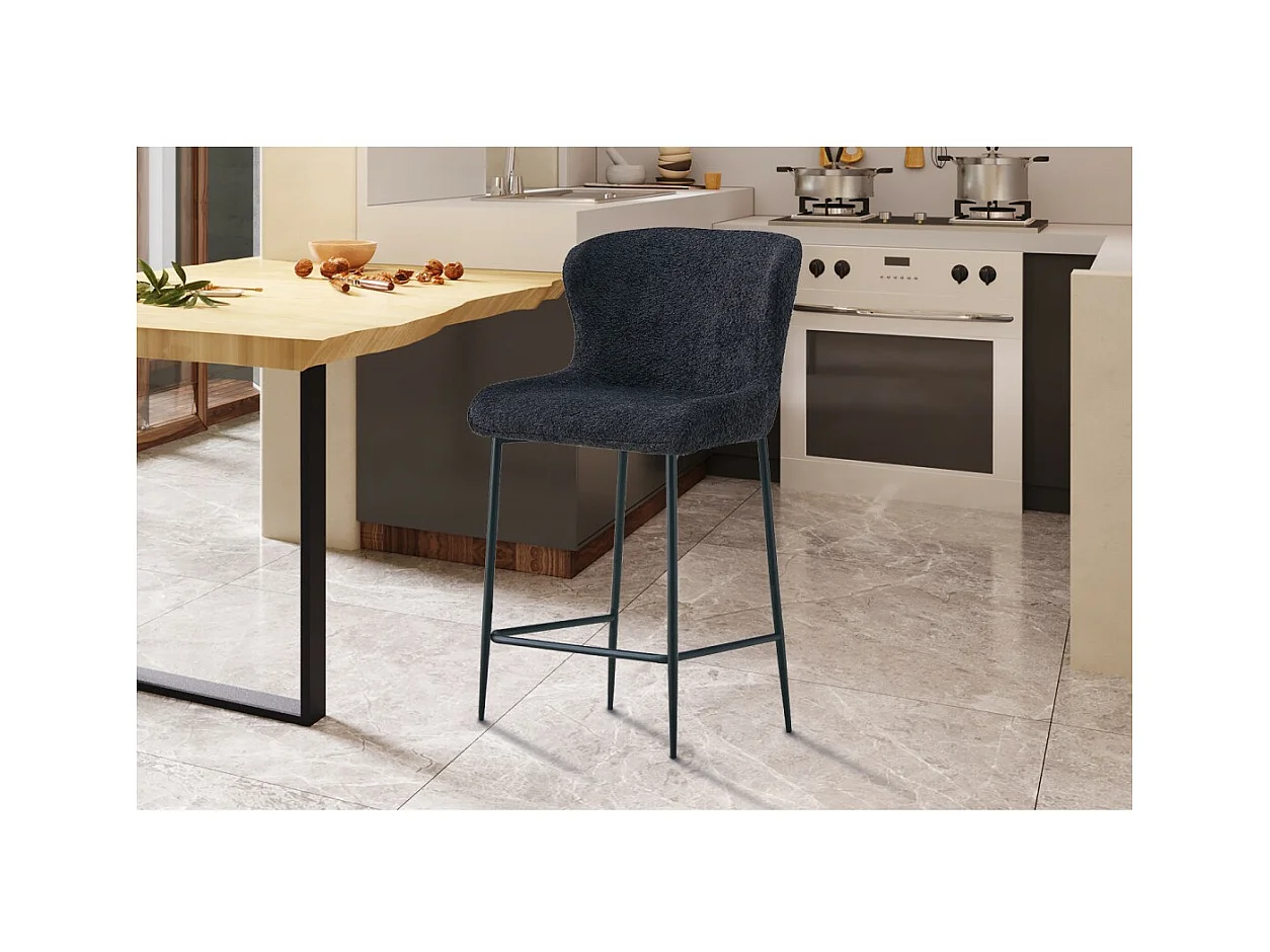 Cadeira de balcão LISE – Tecido bouclé na cor cinza escuro – Pés de metal preto – Estilo design/industrial