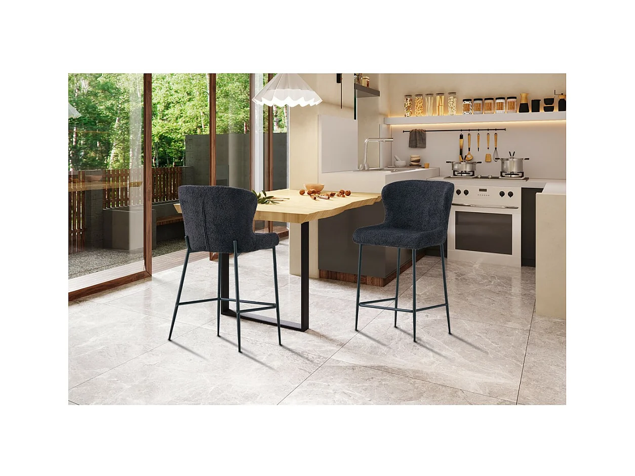 Cadeira de balcão LISE – Tecido bouclé na cor cinza escuro – Pés de metal preto – Estilo design/industrial
