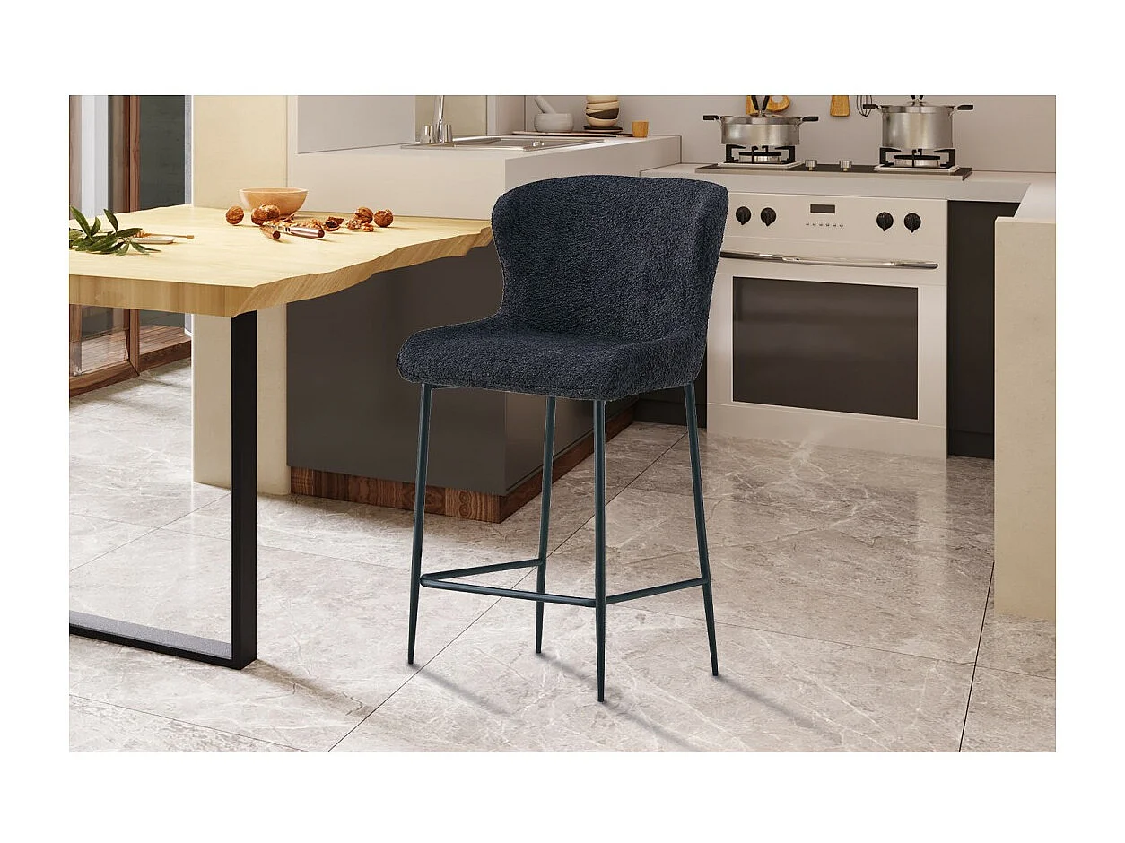 Chaise de comptoir LISE – Tissu bouclé coloris gris foncé – Pieds en métal noir – Style design/industriel