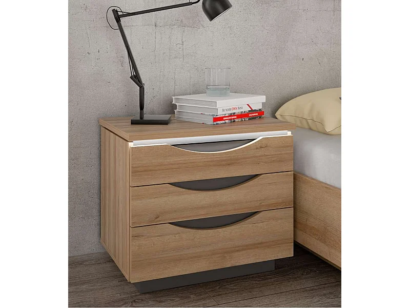 Mesita de noche de 54x61x42 cm con 3 cajones y zócalo de melamina en color roble Saturn