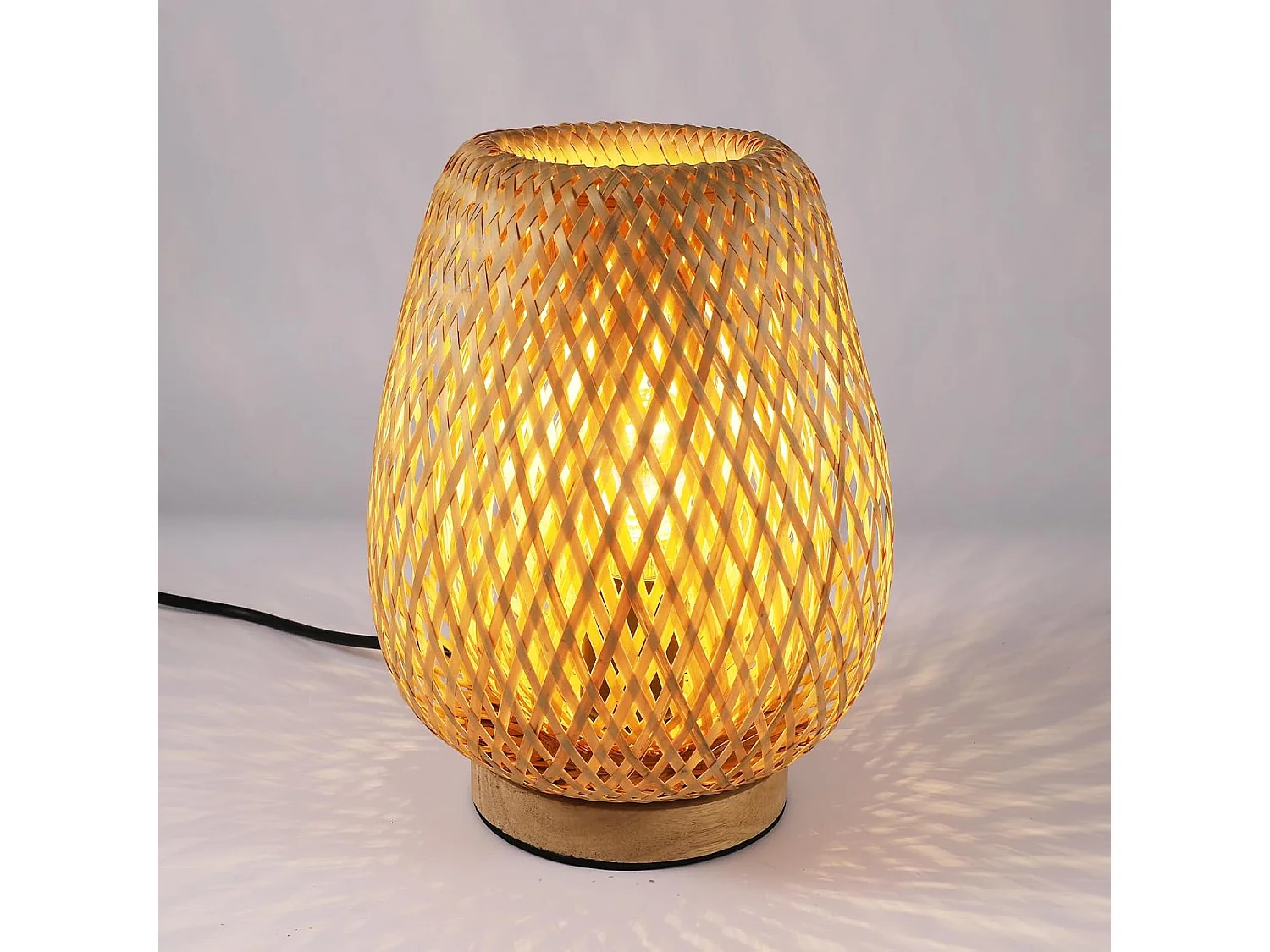 Lampe de Table en Bambou Tissé avec Abat-Jour Design Parfaite pour Chambre Bureau Salle à Manger et Salon 18*28cm (Ampoule non incluse)